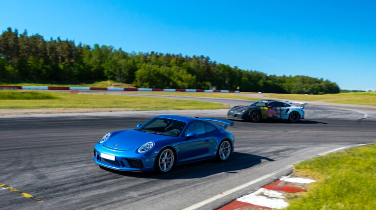 A picture of two sport cars driving on a Trackday at Mantorp Park hosted by Driversclub