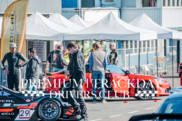 Bilden visar den härliga stämmningen och blandningen av våra deltagare på Drivers Club